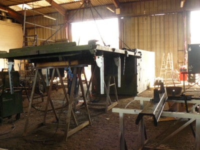 mise en place des barres sur les cotés . soudure des nouvelles oreilles plus baleze  sur le plateau!, les garde -boue , fixation de l arrêt de charge sur l'avant du plateau etc...