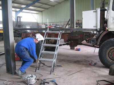 Montage de l'échelle d'accès à la cellule: on récupéré l'échelle existante sous la cellule: il a juste fallu rajouter une marche car les hauteurs de châssis sont &quot;un peu&quot; différentes!<br />On voit aussi le faux châssis complet; il est juste &quot;présenté&quot; pour les réglages.