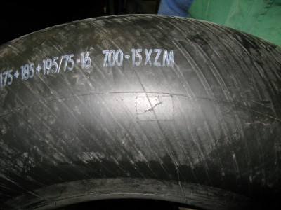 Là, on distingue bien sur la chambre la trace de l'étiquette et l'amorce de rupture, c'étai le pneu AVG ...