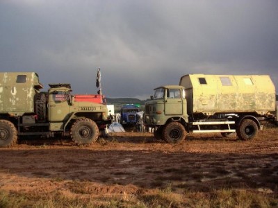 celui de droite IFA W50 ou  60 l'autre c'est un URAL