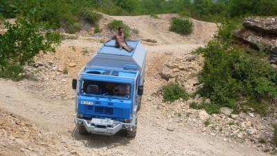 Un Ivec', des pneus agraires, le domestique sur le toit.... pas belle la vie? ;-)