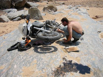 tutoriel pour chier planqué derrière sa moto