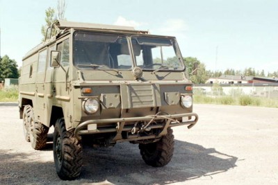 Volvo TGB13 C304 	The câble goes to a PTO winch on the right side of the frame.<br />The radiator inlet is closed with a lid before entering the water. <br />Credits : http://www.amphibiousvehicle.net/amphi/V/volvospecial/volvo.html