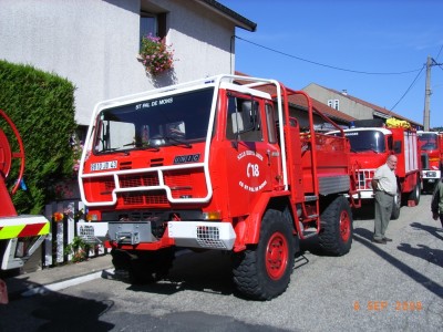 belle coupe  des arceaux sur l  avant et les grilles de feu  version caddie !....il est beau celui-la