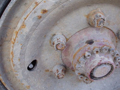 tout est recouvert d'une pellicule de sable/sel et le moindre bout de métal à nu se met à rouiller