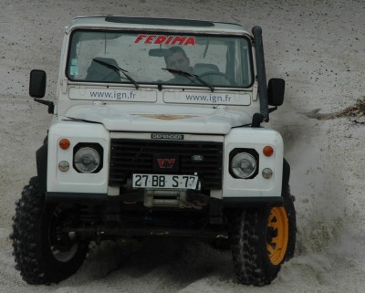 à l'attaque dans le sable avec 400 gr dans les pneus et autant dans le chauffeur!