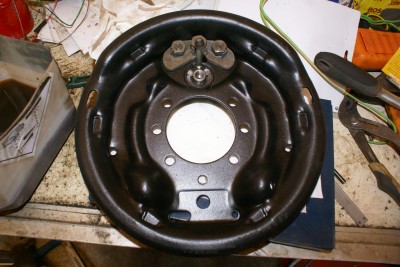 sertir la rondelle sur les 3 écrous, puis mettre en place le  cylindre de roue, retenu par son circlips