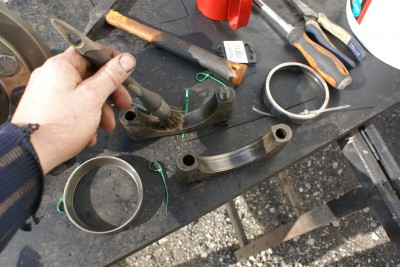 huiler les jumelles et les rondelles de réglages, et les déposer à portée de mains du pont lors du remontage du différentiel, en séparant bien les pièces droites et gauches