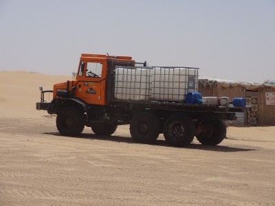 le ravitailleur en eau pour un camping dans le désert