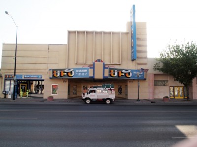 Devant le musée UFO sur le Crash de Roswell