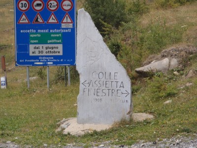 Finestre  belle  piste en descente , qui ce ressere sur route goudron , étroite avec beaucoups dépingles ,