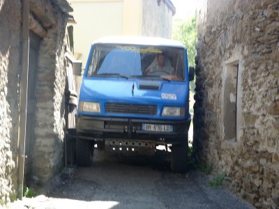 Traversée d'un petit village en Italie avant le col de Finestre