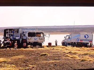 les vehicules au camps de base qui attendent l'hydravion