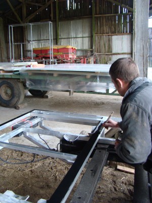 pose de l'apprêt sika sur le cadre alu de soutien du plancher.