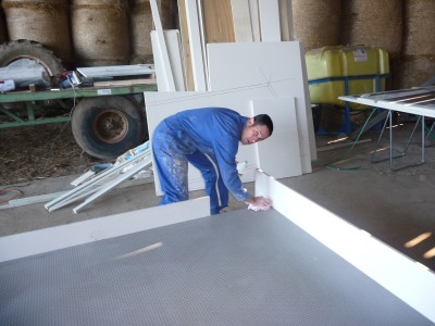 mise en place de planches serrés sur la cadre alu pour faciliter la mise en place des panneaux puis dégraissage du plancher à l'acetone avant déposé du cordon de sika.