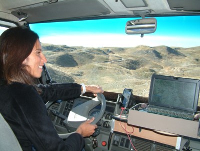 Madame au volant! On peut voir la piste se dessiner en arrière plan