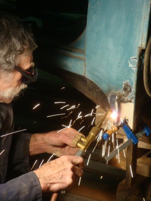 Reconstruction des bas de caisse, qui sont les ancrages des ailes (à refaire aussi).