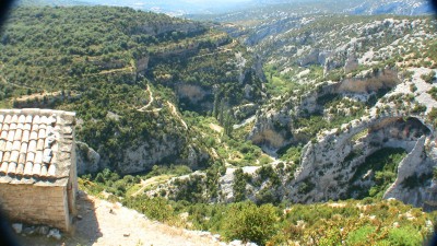 une jolie aussi dans la sierra de guara dans les pyrénées espagnoles (aragonaises?) <br />pas le meilleur angle de vue non plus car je la surplombe de trop...sur la droite