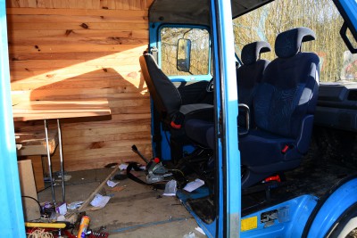 les voila a l’envers,je ferai pareil avec le siège conducteur évidement, les 3 siege reunis ferons pratiquement une banquette d'un bloc de la portière gauche a la droite,sa va poser pb pour le frein à main et les commande de boite de transfert mais ça,je verrai plus tard.....