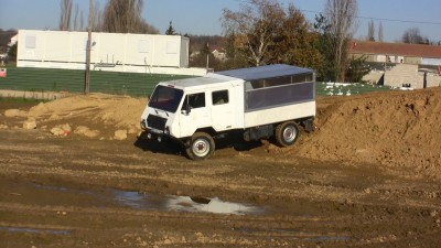 oups..pardon..on parlait mercedes ici...m'en fout rendez vous au rayon poids lourds...je vous en ai trouvé un gros aujourd'hui ;-)