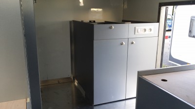 la place libre est pour un frigo de 140l avec compresseur séparé et accumulateur de froid