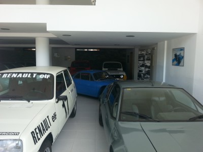 Sur le chemin du retour, dans le garage Renault de Ainsa. Une magnifique collection: une Berlinette, une A310, une R12 et R8 Gordini, une R25 comme neuve , de la R5 et R4 rutilante