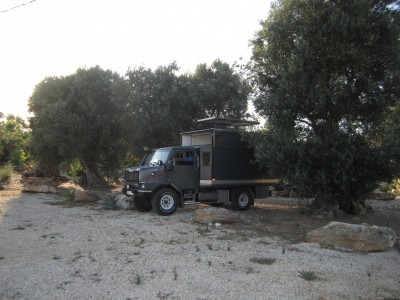 bivouac en puglia dans un champ d'oliviers ...