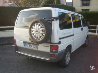 et je met cette photo expres..parceque si je pouvais trouver ce fameux porte roue..ça m'éviterai d'en faire un...c'est un peu plus galbé que l'iveco ct'affaire...