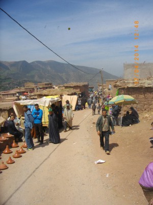Chaud la traversée du village jour de souk