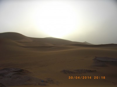 moment magique coucher de soleil sur les dunes a Chigaga