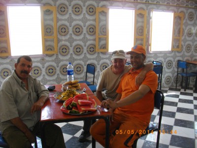 Au Maroc même les pompistes vous invite a partage le repas avec eux , quel moment fabuleux