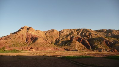 fin de la piste ait benhadou telouet, enfin le bitume! dernier regard en arrière..demain Marrakech.