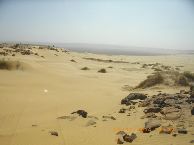 La passe d El Beyyed ce fut un des  moment les plus délicats de l itineraire ,il fallait  trouver les bon passage pour Glouglou, c est mou de partout et les dunes très serrées ,une chance que devant j avais de bon ouvreurs , une fois de plus Glouglou a passé comme disait Gilbert je n aurais jamais cru q un camion de 10T passe ou tu as passe