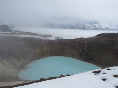 Avant, on pouvait descendre et se baigner dans les eaux chaudes et bleutées du lac. Cette année, ce n'est pas possible et fortement déconseillé.