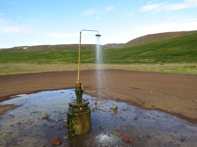 Une &quot;douche publique&quot; sur un parking proche de la centrale géothermique