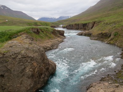 Rivière proche du bivouac.  Sans doute très poissonneuse le nombre de pécheurs. J'ai pas compris les poissons qu'ils péchaient, mais ils sont très sympas.