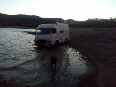 Après quelques ricard de trop avec nos voisins, je pars conquérant trempé le tp3 dans l'eau, erreur les bords du lac sont mega vaseux, il faudra attendre un tracteur le lendemain.