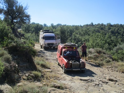 Piste cassante.<br />On a très rapidement enlevé le capot, la plaque de protection sous la 4l empêchait l'air chaud de sortir du compartiment moteur.