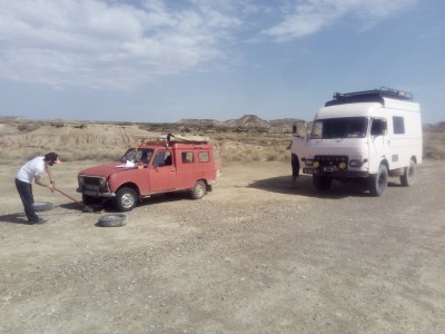 Arrivée au bardenas, changement de pneu pour la 4l