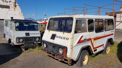 Garage Islandais avec de vieux Volvo