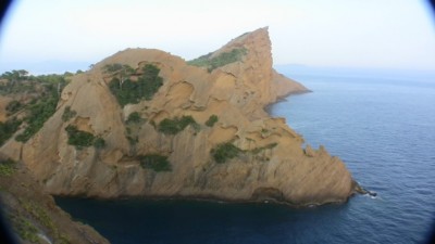 vue du sommet vers les autres formations triangulaires qui rendent la ciotat repérable de très loin et sont tout aussi torturées