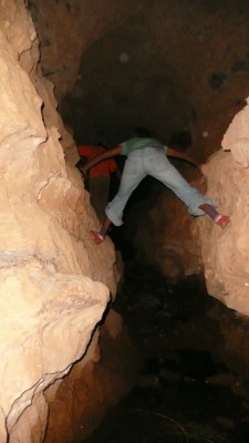 explorer la grotte d'aikman pres d' Agoudal