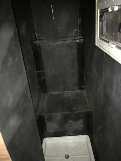Salle de bain / WC en membrane EPDM totalement étanche sera recouverte de lambris PVC