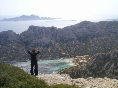 à pied en restant sur les hauteurs on domine d'un coté la calanque de sormiou