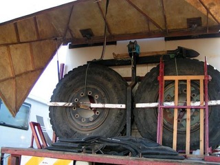 coffre_ar_avec_roues_de_secours_et_garde_corps_escalier.jpg